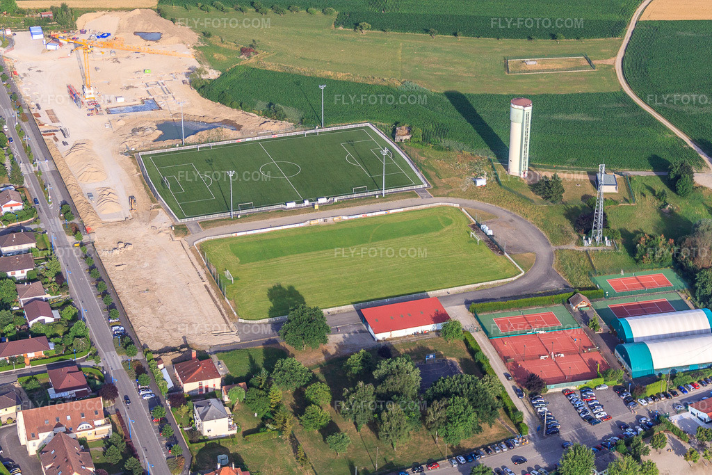 Aerial view: Sports fields in Gambsheim in the state Bas-Rhin, France. – Photo: IMG_30362.jpg taken on 07/09/2010 by Werner Riehm/FLY-FOTO.com – Resolution of the original: 4752 x 3168 px