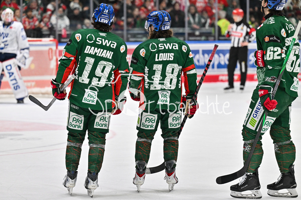 Augsburger Panther - Adler Mannheim | AUGSBURG, GERMANY - 28. DECEMBER: im Bild Riley DAMIANI (Augsburger Panther 19) und Anthony LOUIS (Augsburger Panther 18) während dem Match zwischen den Augsburger Panthern und den Adler Mannehim am 33. Spieltag der Penny DEL im Curt Frenzel Stadion