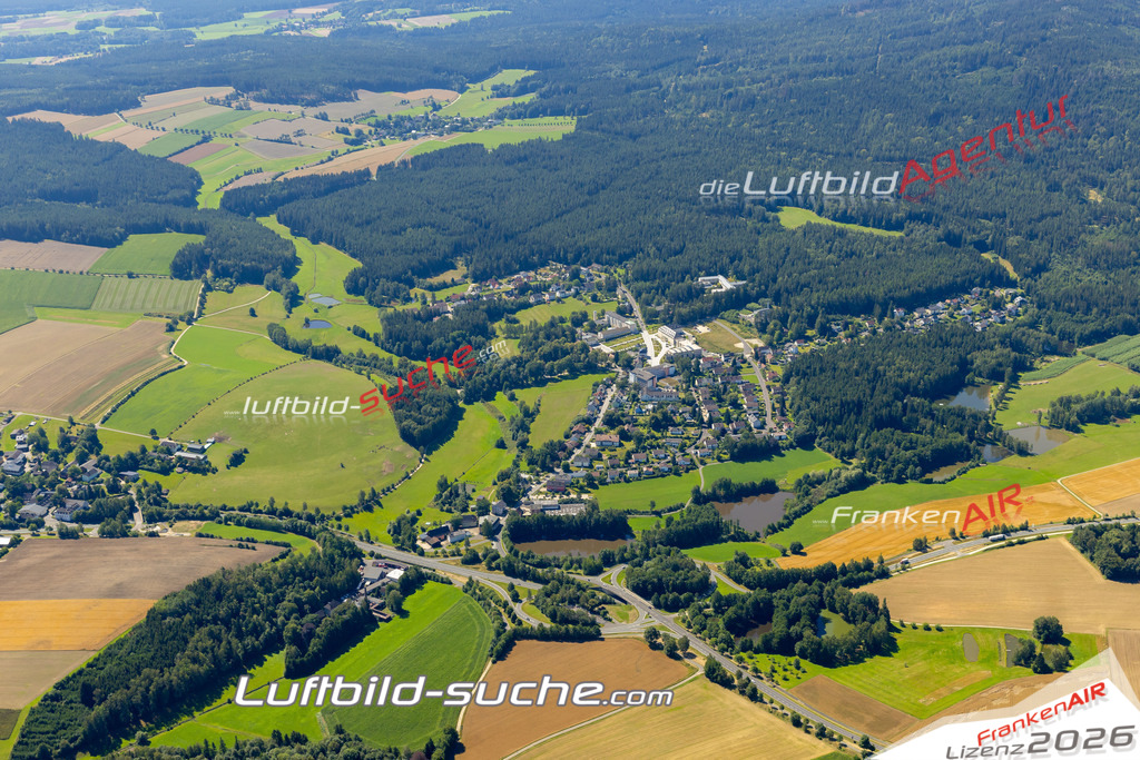 Das Luftbild zeigt : Markgrafenstraße Bad Alexandersbad - Die Luftaufnahme wurde 2023 vom UL-Flugzeug aus erstellt ( keine Drohne ) - Hochauflösende Luftaufnahme - Für grossformatige Ausdrucke geeignet. Die Geschenkidee !Mit Lizenz und Bildrechte bestellbar