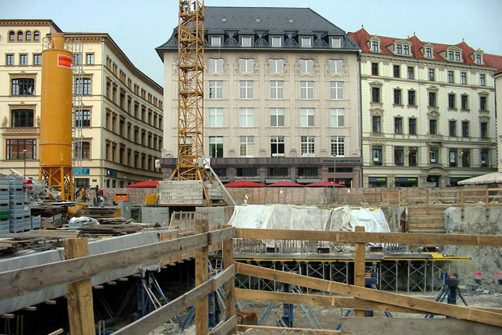 City-Tunnel Leipzig - Station Markt - Baugeschehen 08.07.2006 | Das Team hinter BILDLEXIKON LEIPZIG bündelt historische wie aktuelle Informationen über die Stadt Leipzig in Text und Bild auf einer Plattform und stellt diese der interessierten Öffentlichkeit zur Verfügung.