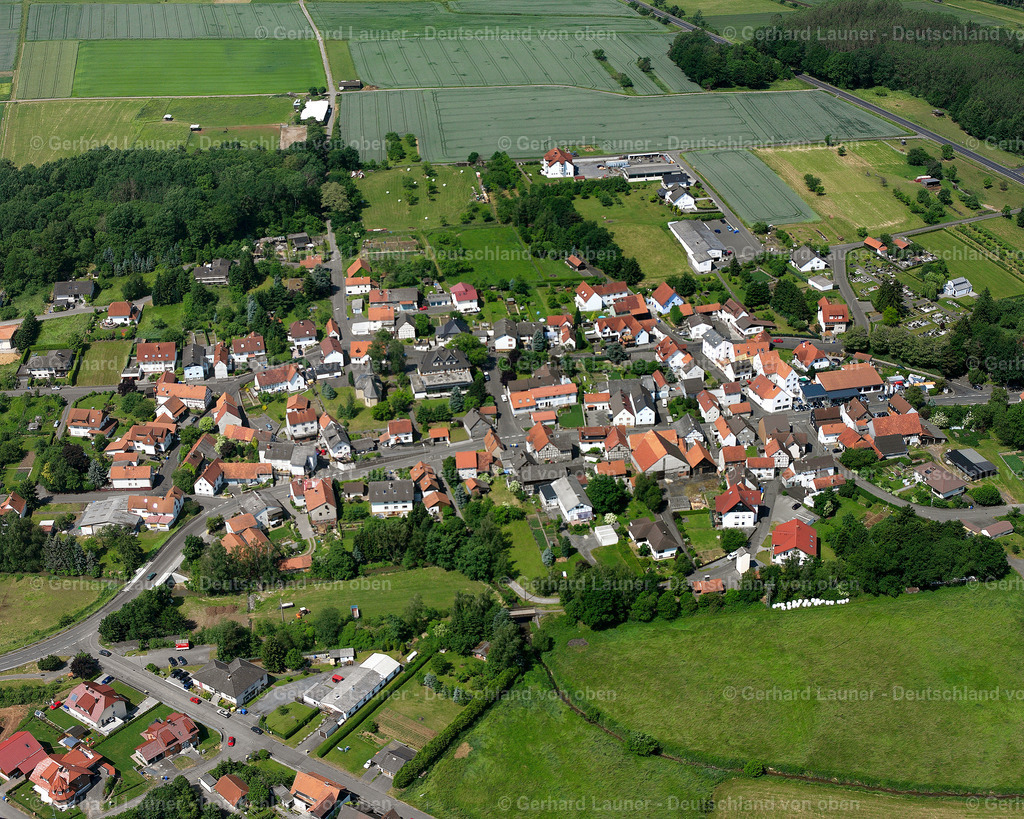 2614789 | FLENSUNGEN 09.06.2006 Ortsansicht am Rande von landwirtschaftlichen Feldern und Nutzflächen  in Flensungen im Bundesland Hessen, Deutschland // Village view on the edge of agricultural fields and land  in Flensungen in the state Hesse, Germany Foto: Gerhard Launer