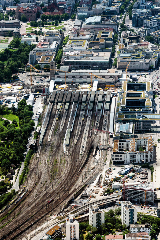 dr__0053166.jpg | STUTTGART 27.05.2020 Bauarbeiten zum Verkehrs- und Städtebauprojekt " Stuttgart 21 " am Hauptbahnhof in Stuttgart im Bundesland Baden-Württemberg. Weiterführende Informationen bei: DB Netz AG,  Deutsche Bahn AG,  Ed. Züblin AG,  GODEL-BETON GmbH,  HTG Ingenieurbüro für Bauwesen GmbH,  Ingenhoven architects GmbH,  SÜLZLE Stahlpartner GmbH,  Vössing Ingenieurgesellschaft mbH. // Building of the main station of the railway and construction site for the development project "Stuttgart 21" in Stuttgart in the state of Baden-Wurttemberg. Further information at: DB Netz AG,  Deutsche Bahn AG,  Ed. Zueblin AG,  GODEL-BETON GmbH,  HTG Ingenieurbuero fuer Bauwesen GmbH,  Ingenhoven architects GmbH,  SUeLZLE Stahlpartner GmbH,  Voessing Ingenieurgesellschaft mbH. Foto: Daniel Reiter