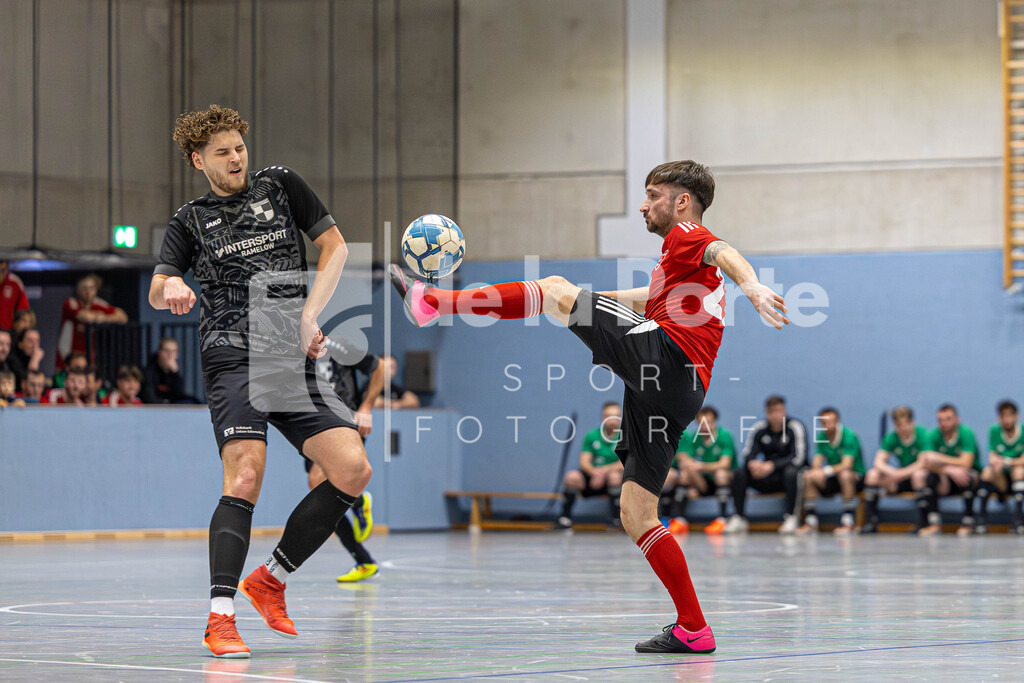 Niels Bergmann vom Turniersieger Römstedt kontrolliert das Leder gekonnt_ links Kevin Schulz von Germania Ripdorf.  | immodelaporte-sportfotos - Realisiert mit Pictrs.com