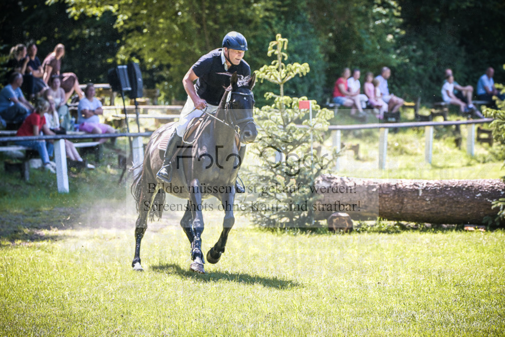DOS_7401 | Entdecke hochwertige Reitturnierfotos von Foto Oger. Professionell, emotional und authentisch – jetzt Lieblingsmomente im Shop bestellen.Deutschlandweite Turnierfotografie. - Realisiert mit Pictrs.com
