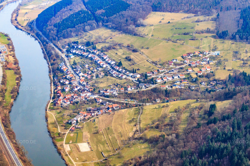 Luftbild: Dorf am Neckarufer im Ortsteil Pleutersbach in Eberbach im Bundesland Baden-Württemberg in Deutschland. Foto: IMG_38021.jpg vom 12.03.2011 durch Werner Riehm/FLY-FOTO.de