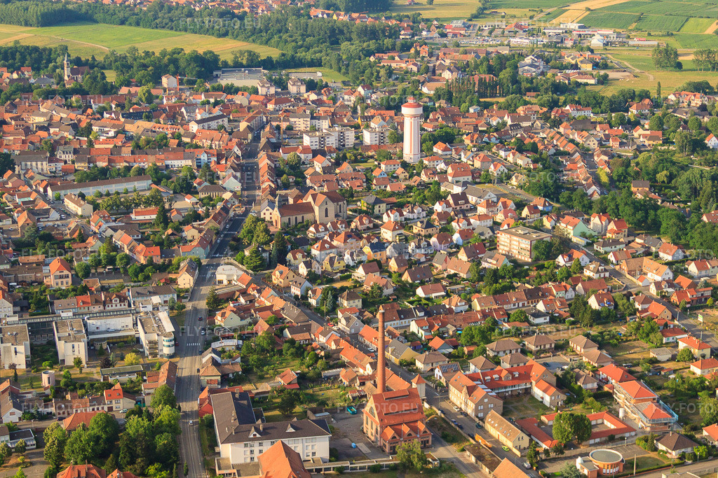 Vue aérienne: Rue de Strasbourg à Bischwiller dans le département Bas Rhin, France.Photo: IMG_30400.jpg prise le 09/07/2010 par Werner Riehm/FLY-FOTO.euRésolution de l'original: 4752 x 3168 px