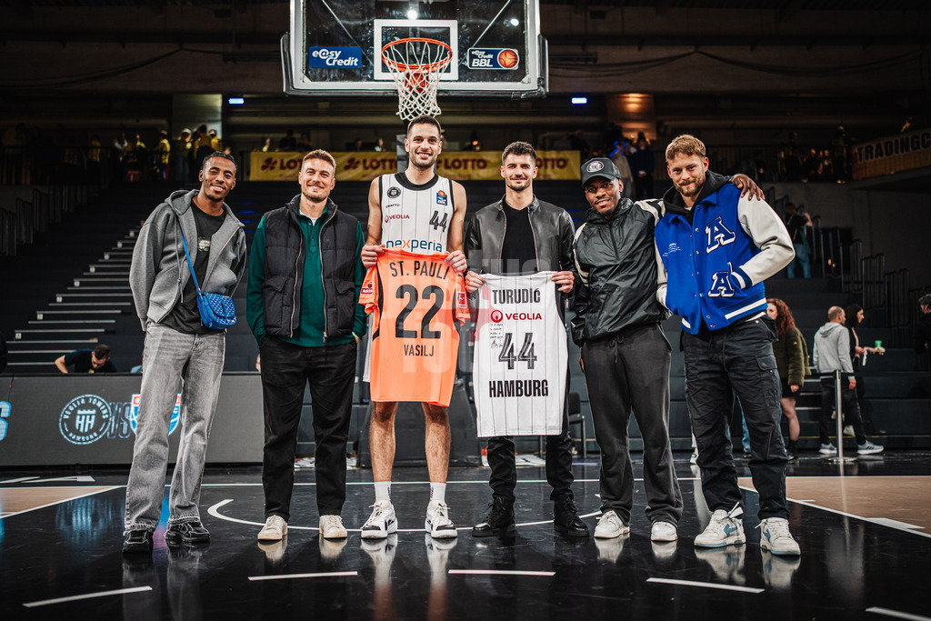 Basketball | Männer | Saison 2024/2025 | easyCredit Basketball Bundesliga | 4. Spieltag | Veolia Towers Hamburg vs. EWE Baskets Oldenburg | 06.10.2024 | FC St. Pauli und Benedikt Turudic (#44, Veolia Towers Hamburg)