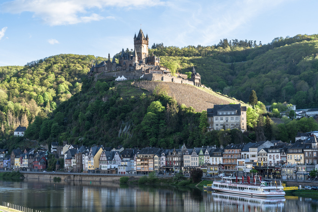 Moseltal mit der Reichsburg Cochem | Die Reichsburg Cochem an der Mosel. - Realisiert mit Pictrs.com