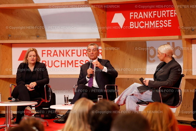 76. Frankfurter Buchmesse Impressionen | 18.10.2024 Heute ab 14 Uhr für alle geöffnet 76. Buchmesse Frankfurt Agora Frankfurter Pavilion mit Bundesinnenministerin Nancy FAESER (FDP) und Philosoph und Jurist Michel FRIEDMAN und Moderatorin Julia Reichelt diskutieren zum Thema Geht im Spannungsfeld von Freiheit und Sicherheit die Demokratie zugrunde ? (Foto: Peter Henrich) - Realisiert mit Pictrs.com