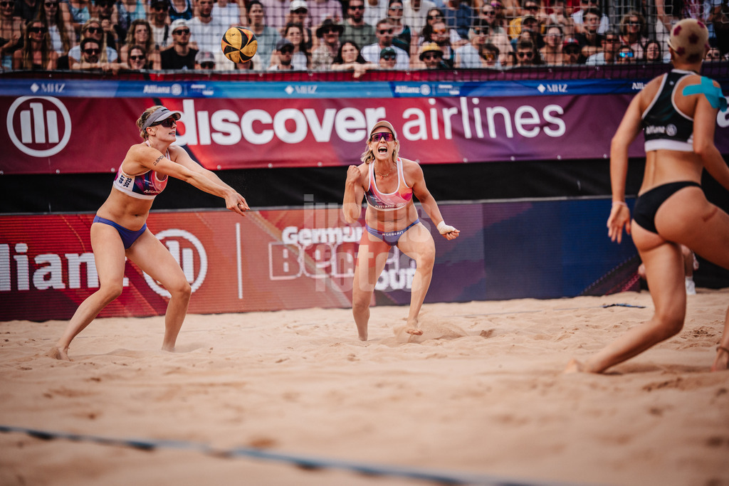Beachvolleyball | Frauen | Allianz German Beach Tour 2025 | Tourstop München | 06.07.2025 | v.l. Marie Schieder spielt den Ball während Karla Borger bereits jubelt
