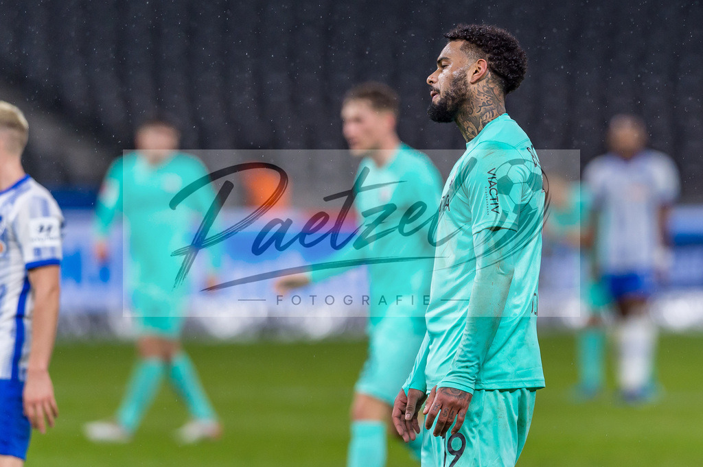 HERBOC20220204_294 | Fussball, Herren: Juergen Locadia (VfL Bochum) enttaeuscht bei dem Spiel der 1. Bundesliga zwischen Hertha BSC und VfL Bochum im Olypiastadion am 04.02.2022 in Berlin, Deutschland.DFB / DFL REGULATIONS PROHIBIT ANY USE OF PHOTOGRAPHS AS IMAGE SEQUENCES AND/OR QUASI-VIDEO. - Realisiert mit Pictrs.com