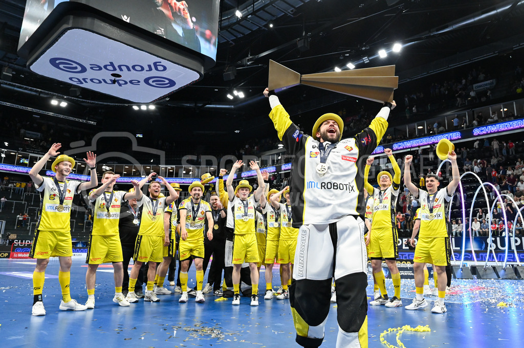 Zug United - HC Rychenberg - 25. April 2026 | Maxime Perroulaz (#31 HC Rychenberg Winterthur) mit dem Pokal am L-UPL Superfinal-Spiel zwischen Zug United und HC Rychenberg am 25. April 2026 in der BCF Arena, Fribourg, Schweiz.Bild: Sportfotografie Markus Aeschimann | www.markus-aeschimann.ch - Realisiert mit Pictrs.com