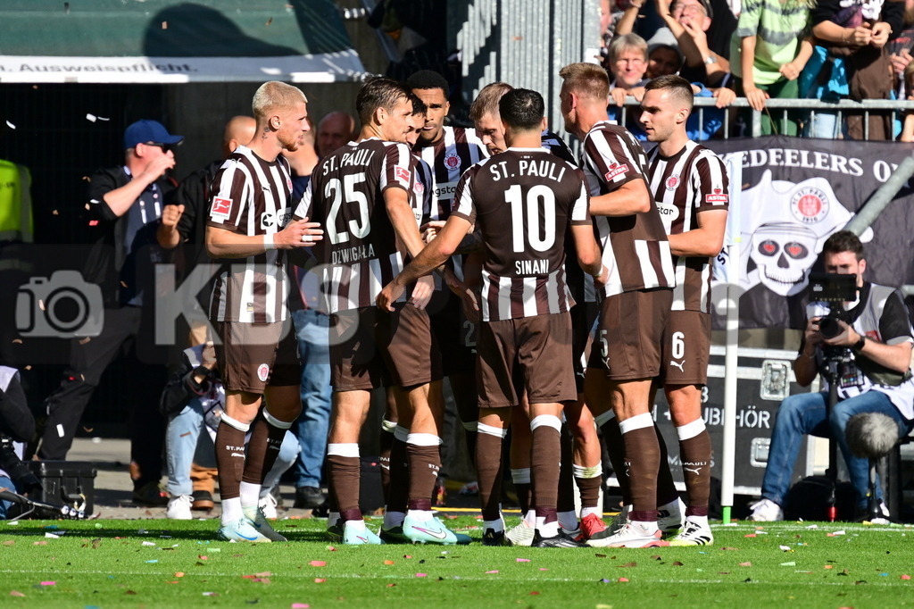KBS Picture_FCStPauli-FCAugsburg_013 | St. Pauli Torjubel zum 1:1 Torschuetze ist Hountondji Andreas (St.Pauli) ,Sportplatz :  Millerntor Stadion, - Realisiert mit Pictrs.com