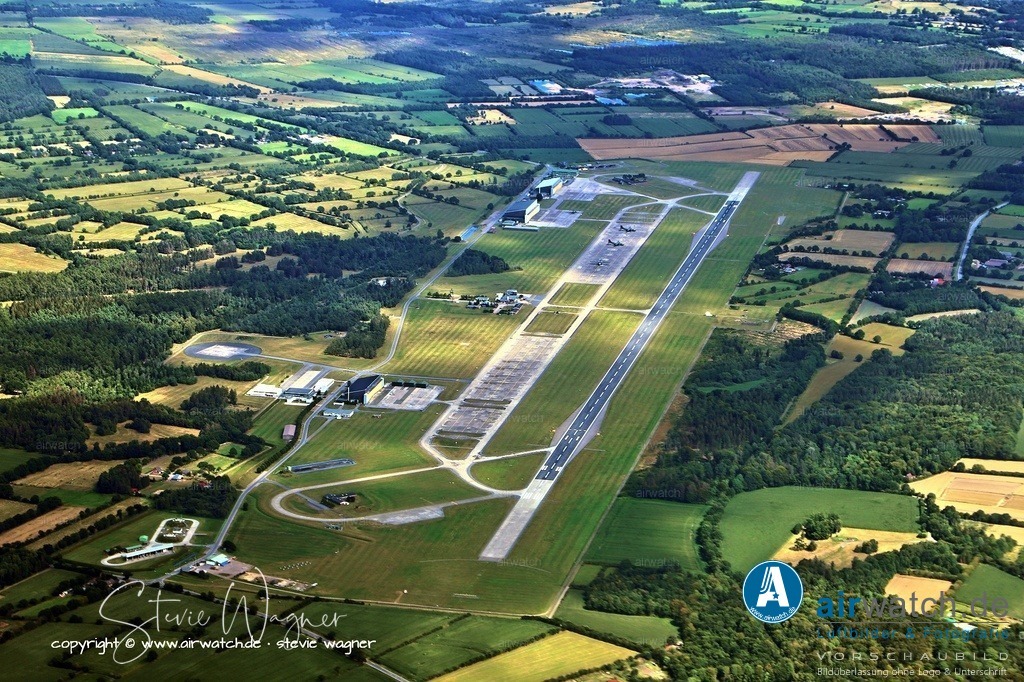 Luftbilder Fliegerhorst Hohn - Nach dem Ende des Zweiten Weltkriegs wurde der Flugplatz von der Royal Air Force übernommen | Nach dem Ende des Zweiten Weltkriegs wurde der Flugplatz von der Royal Air Force übernommen und bis April 1946 demilitarisiert. Er diente später als Basis für die britische Luftwaffe und war etwa 1948 in die Berliner Luftbrücke eingebunden. Die Bundeswehr übernahm den Flugplatz 1959, und ab 1967 wurde er wieder an die Luftwaffe zurückgegeben.