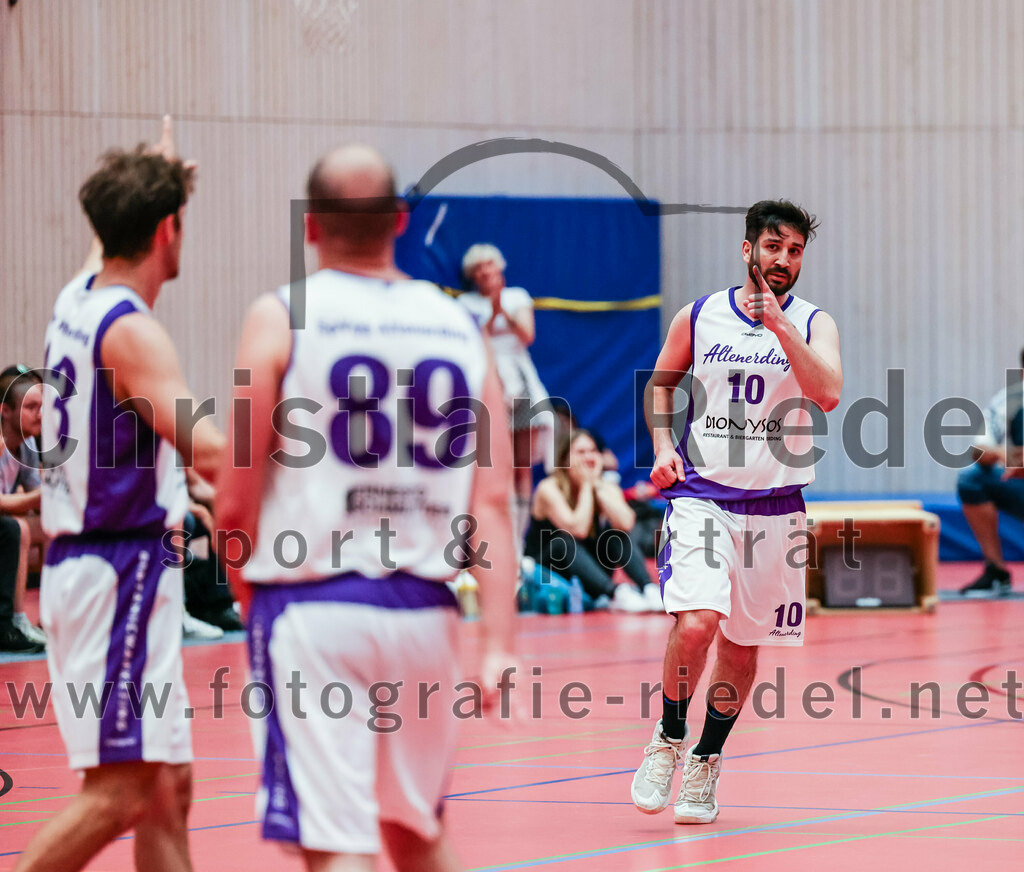2022-05-15_031_SpVgg_Altenerding_gegen_TSV_Muenchen-Forstenried | Erding, Deutschland, 15.05.2022:
Basketball, Bezirksliga 2021 / 2022, Play-Offs, SpVgg Altenerding gegen TSV München-Forstenried, Endergebnis: 55:57

Abdul Azim Amani (SpVgg Altenerding, #10)

Foto: Christian Riedel / fotografie-riedel.net