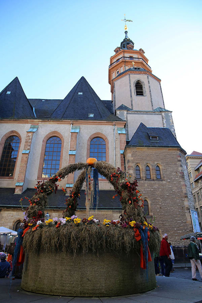Brunnen im Nikolaikirchhof - Erntedankbrunnen | Entdecke über 20 Kategorien Leipzig-Motive: Foto-Downloads, hochwertige Poster, Leinwand- & Fine-Art-Prints. Jetzt Lieblingsfoto im Bildlexikon Leipzig Shop bestellen!