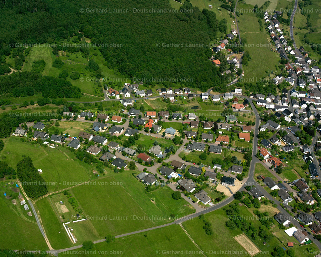 2611030 | OFFDILLN 09.06.2006 Wohngebiet einer Einfamilienhaus- Siedlung  in Offdilln im Bundesland Hessen, Deutschland // Single-family residential area of settlement  in Offdilln in the state Hesse, Germany Foto: Gerhard Launer