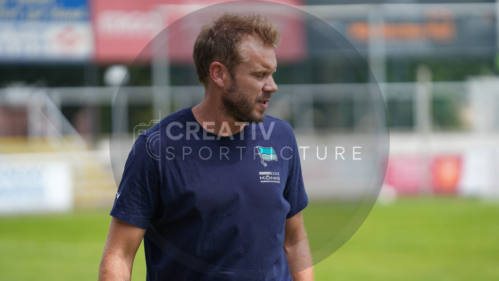 Fußball, Herren, Saison 2025/2026, 3. Luckenwalder Turmpokal, Werner-Seelenbinder-Stadion Luckenwalde, Spiel: FSV 63 Luckenwalde vs. Hertha BSC U19,  | Fußball, Herren, Saison 2025/2026, 3. Luckenwalder Turmpokal, Werner-Seelenbinder-Stadion Luckenwalde, Spiel: FSV 63 Luckenwalde vs. Hertha BSC U19,  Im Bild: Oliver Schröder (Cheftrainer Hertha BSC U19) - Realisiert mit Pictrs.com