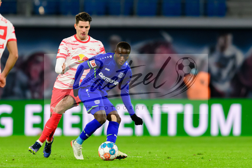RBLLEV20211128_062 | Fussball, Herren: Moussa Diaby (Bayer 04 Leverkusen) und Dominik Szoboszlai (RB Leipzig) im Zweikampf bei dem Spiel der 1. Bundesliga zwischen RB Leipzig und Bayer 04 Leverkusen in der Red Bull Arena am 28.11.2021 in Leipzig, Deutschland.DFB / DFL REGULATIONS PROHIBIT ANY USE OF PHOTOGRAPHS AS IMAGE SEQUENCES AND/OR QUASI-VIDEO. - Realisiert mit Pictrs.com
