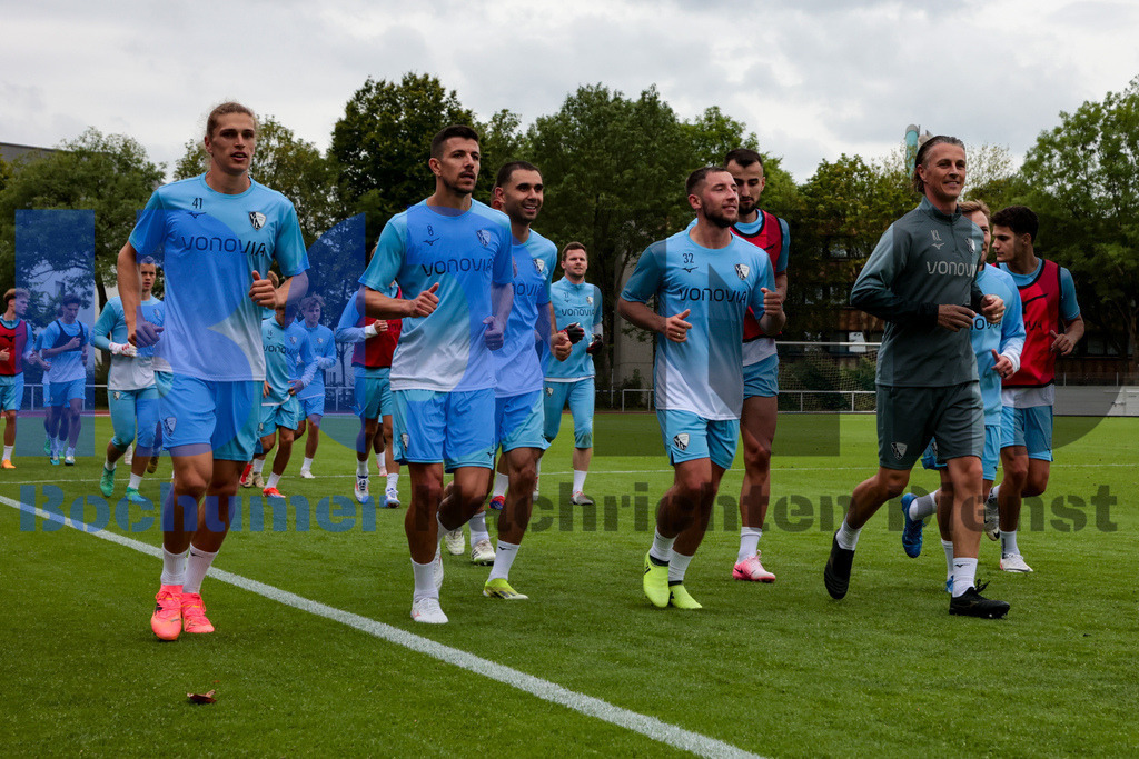 1. Fussball Bundesliga:  Trainingsauftakt VfL Bochum 1848 {date} -  | {headline}(Foto: Sebastian Sendlak / BOND)DFL regulations prohibit any use of photographs as image sequences and/or quasi-videos. - Realisiert mit Pictrs.com