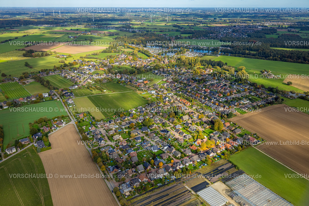 Rees251004431 | Luftbild, Wohngebiet Ortsansicht Ortsteil Mehr, hinten Windräder, Rees, Niederrhein, Nordrhein-Westfalen, Deutschland