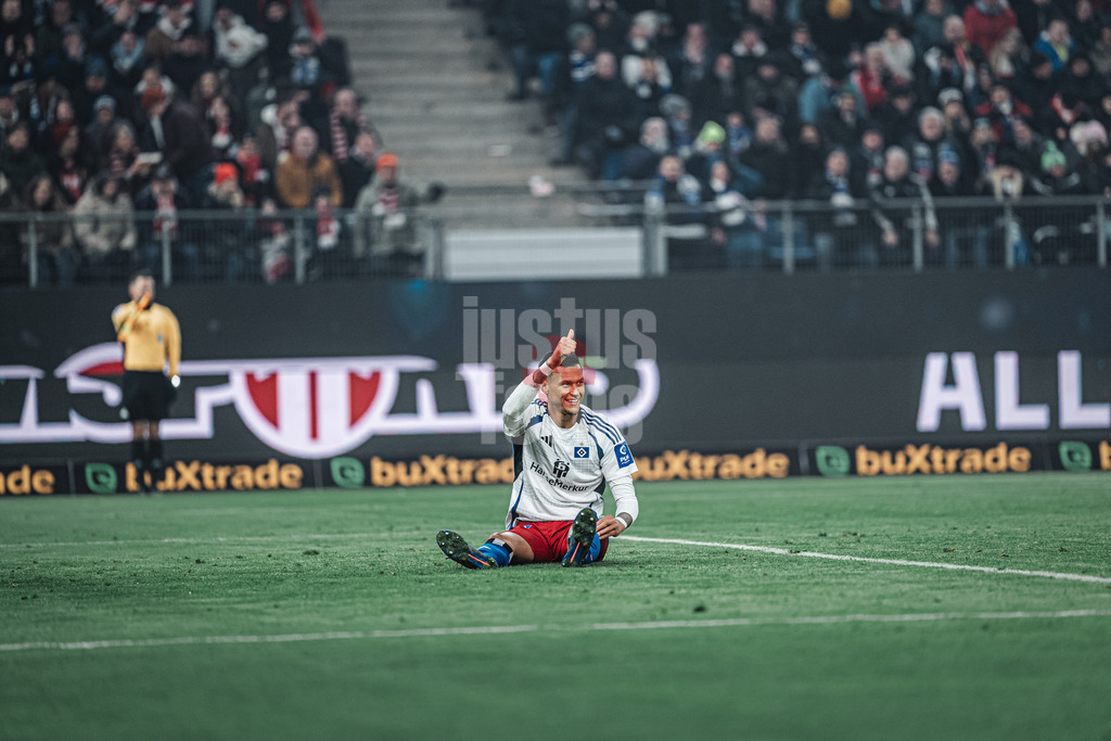 Fußball | Männer | Saison 2024/2025 | 2. Fußball-Bundesliga | 18. Spieltag | Hamburger SV vs. 1. FC Köln | 18.01.2025 | Davie Selke (#27, HSV) streckt einen Daumen in die Luft