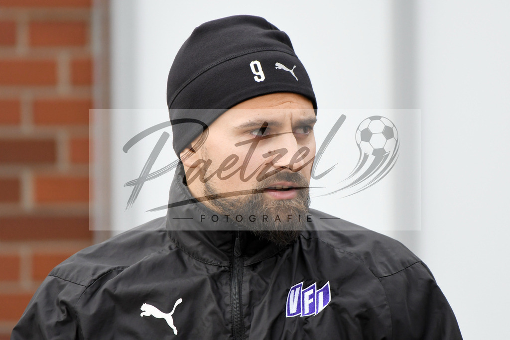 20200130_TRAOSN_0036 | Fußball, Herren: Marcos Alvarez (VfL Osnabrueck) schaut waehrend der Trainingseinheit des VfL Osnabrueck im Sportpark Illoshoehe am 30.01.2020 in Osnabrueck, Deutschland. - Realisiert mit Pictrs.com