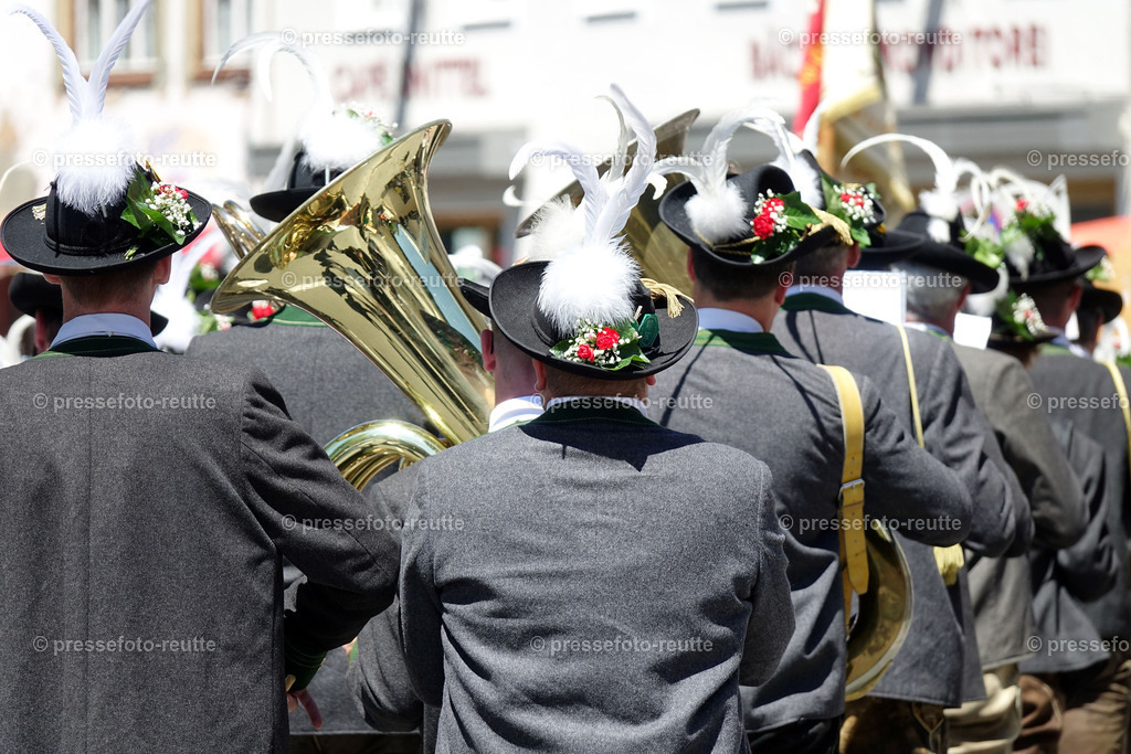 news-2022-Juli17-Musikumzug-Reutte-DSD02996-Ehrwald | Info aus dem Bezirk Reutte/Ausserfern Tirol sowie eine umfangreiche Bilddatenbank über die gesamte Region: Lechtal, Talkessel Reutte, Tannheimertal, Zwischentoren. Lech, Plansee, Zugspitze, Grenztunnel, B179, Fernpassstraße, Verkehr, Lawinen, Tradition, - Realisiert mit Pictrs.com