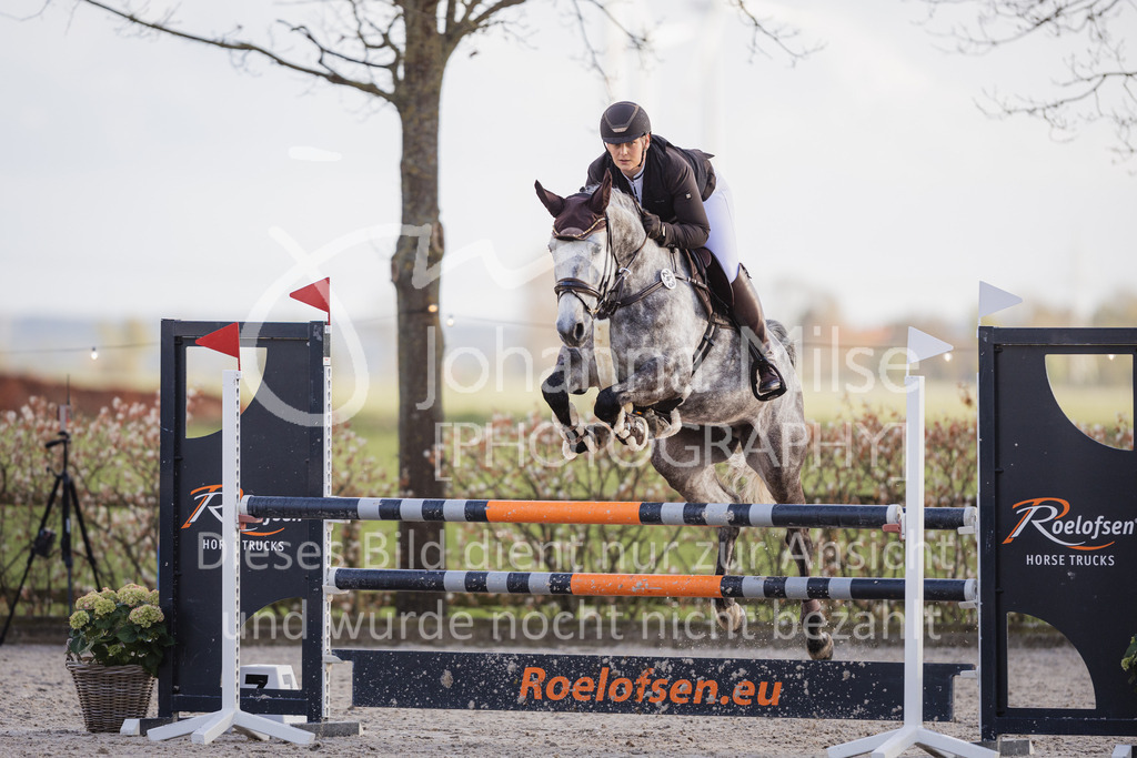 230426_HofSosath_SprPf-L-g-715 | Deine schönsten Turniermomente als professionelle Fotos! Entdecke hochwertige Pferdesport-Fotografie im Online-Shop. Jetzt Fotos finden & bestellen!