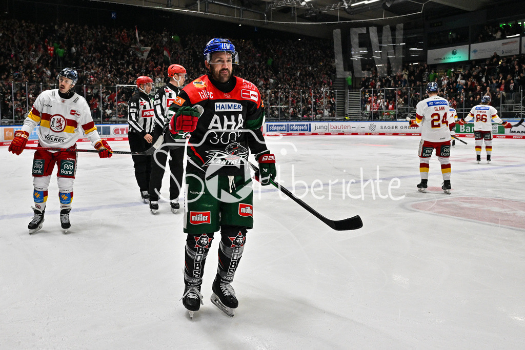 Augsburger Panther - Düsseldorfer EG | Jubel der Panther nach dem Treffer zum 3-1 durch Jason BAST (Augsburger Panther #45) / Tor / Torschuetze / Freude / Happy / DEL: Augsburger Panther - Duesseldorfer EG, Curt Frenzel Stadion am 04.03.2025