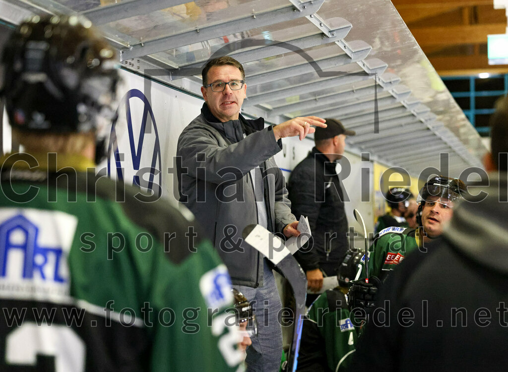 2022-09-23_063_TSV_Erding_gegen_EV_Fuessen | Erding, Deutschland, 23.09.2022:
Eishockey, Bayernliga 2022 / 2023, Testspiel, TSV Erding gegen EV Füssen, Endergebnis: 1:3

Trainer Andreas Becher (Erding Gladiators)

Foto: Christian Riedel / fotografie-riedel.net