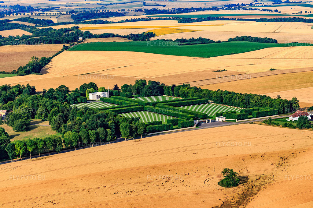 Vue aérienne: Rangées de tombes sur le terrain du Cimetière Américain Saint Mihiel de Thiaucourt-Regniéville à Thiaucourt-Regniéville dans le département Meurthe et Moselle, France – .Photo: IMG_083282.jpg prise le 12/07/2015 par Werner Riehm/FLY-FOTO.eu – Résolution de l'original: 5388 x 3592 px – St. Mihiel American Cemetery - American Battle Monuments Commission (ABMC)