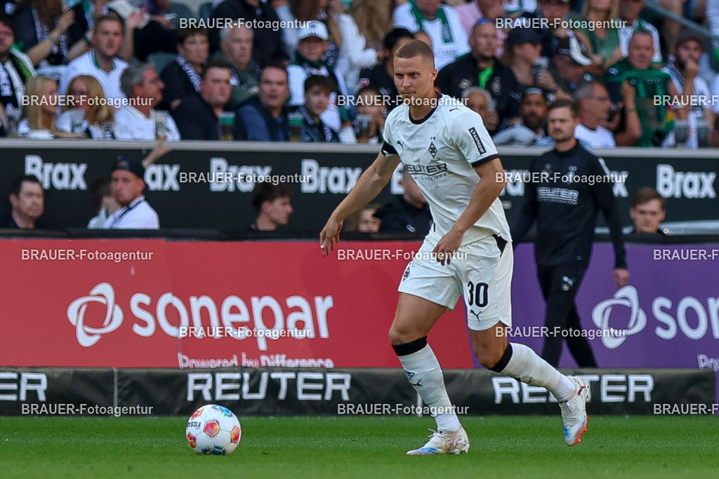 Borussia Mönchengladbach vs Hamburger SV - Bundesliga  | Mönchengladbach, Deutschland, 24.08.25:   Nico Elvedi (Borussia Mönchengladbach) in Aktion am Ball, Einzelaktion waehrend des Spiels der Bundesliga zwischen Borussia Mönchengladbach vs Hamburger SV im Stadion im Borussia Park(Foto von Brauer-Fotoagentur / Adrian Schlueter)