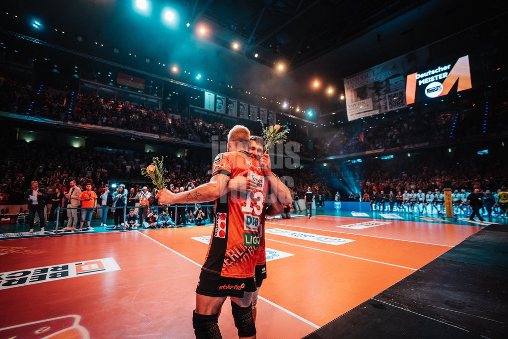 Volleyball | Herren | Saison 2024/2025 | 1. Volleyball Bundesliga Männer | Finale | BERLIN RECYCLING Volleys vs. SVG Lüneburg | 03.05.2025 | v.l. Ruben Schott (#13, Berlin Recycling Volleys) und Johannes Tille (#6, Berlin Recycling Volleys)