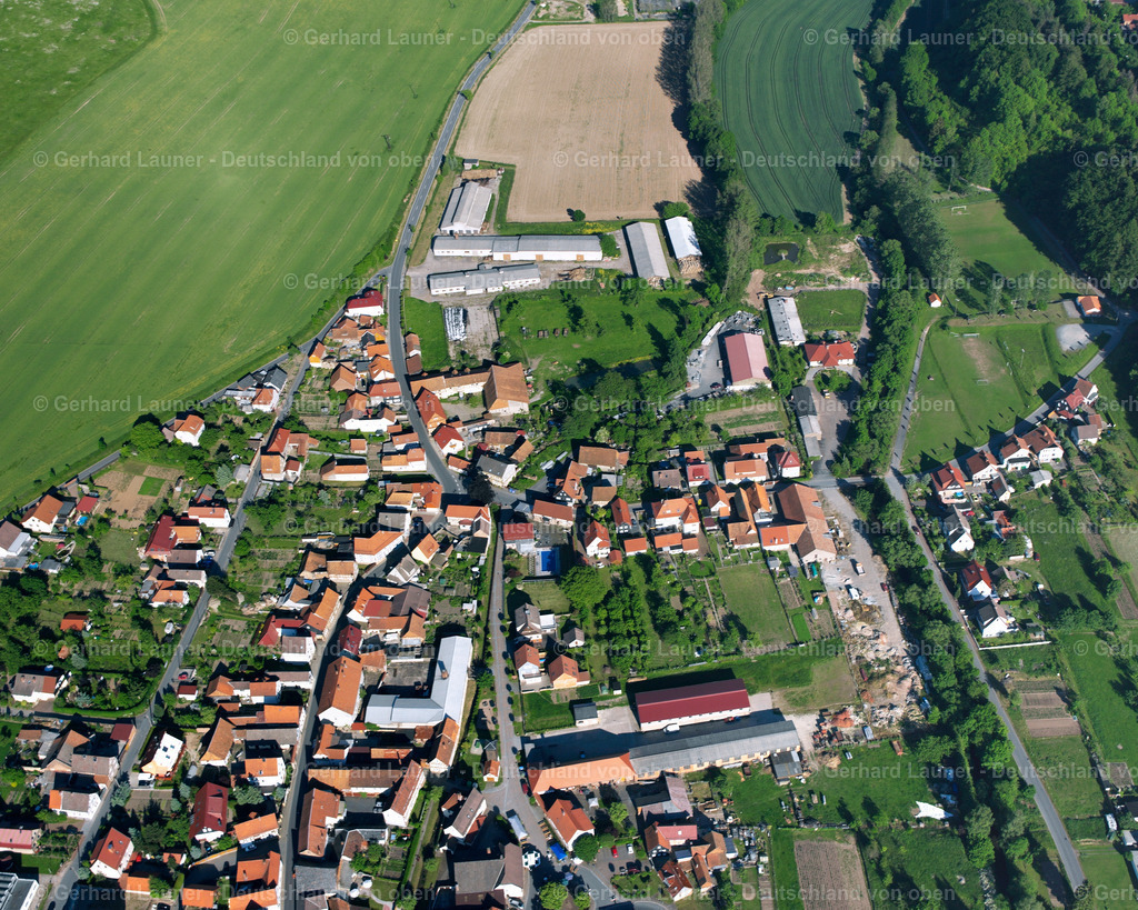 2634659 | GEISMAR 09.06.2006 Landwirtschaftliche Nutzflächen und Feldgrenzen  umsäumen das Siedlungsgebiet des Dorfes in Geismar im Bundesland Thüringen, Deutschland // Agricultural land and field boundaries surround the settlement area of the village  in Geismar in the state Thuringia, Germany Foto: Gerhard Launer