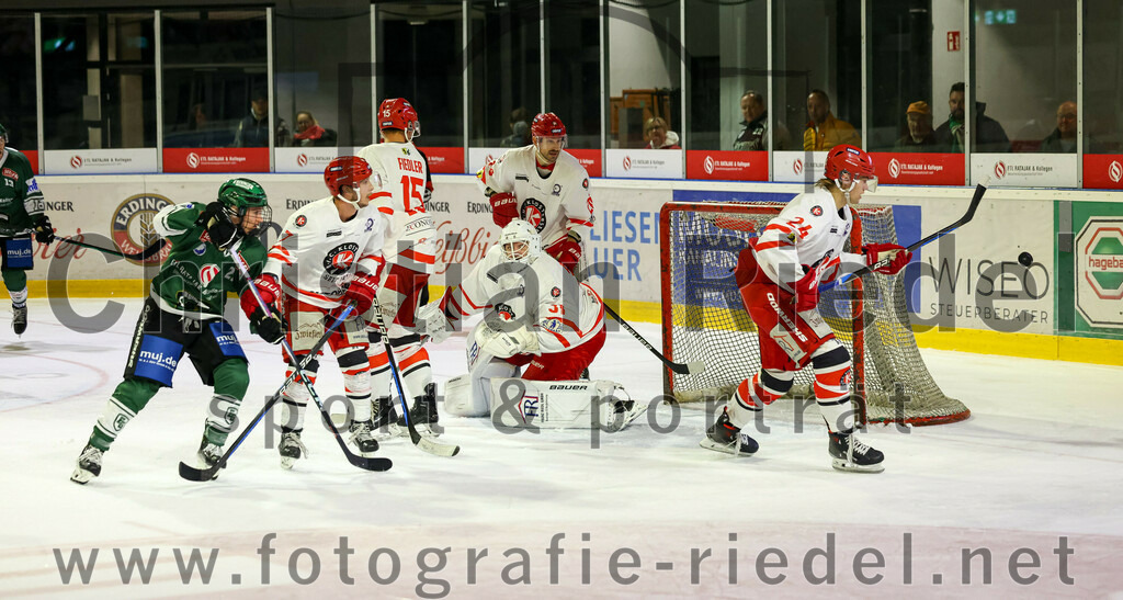 2023-10-20_136_TSV_Erding_gegen_EHC_Klostersee | Erding, Deutschland, 20.10.2023:.Eishockey, Bayernliga Vorrunde 2023 / 2024, 2. Spieltag, TSV Erding gegen EHC Klostersee, Endergebnis: 7:2..Nicolai Quinlan (EHC Klostersee, #7), Torwart Philipp Hähl (EHC Klostersee, #3), Julian Dengl (EHC Klostersee, #24)..Foto: Christian Riedel / fotografie-riedel.net