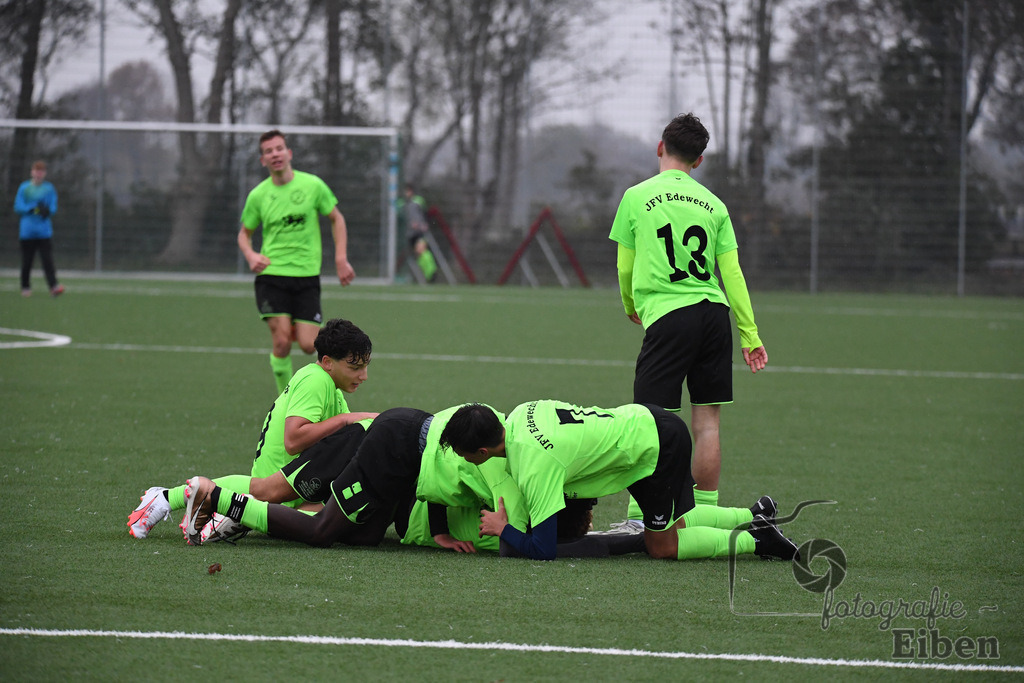 JFV Edewecht-Osnabrücker SC | C-Jugend Landesliga; JFV Edewecht (grün)-Osnabrücker SV (rot) am 18.11.2023; in Edewecht (Sportanlage Göhlenweg), Photo: Philip Eiben 2023 - Realisiert mit Pictrs.com