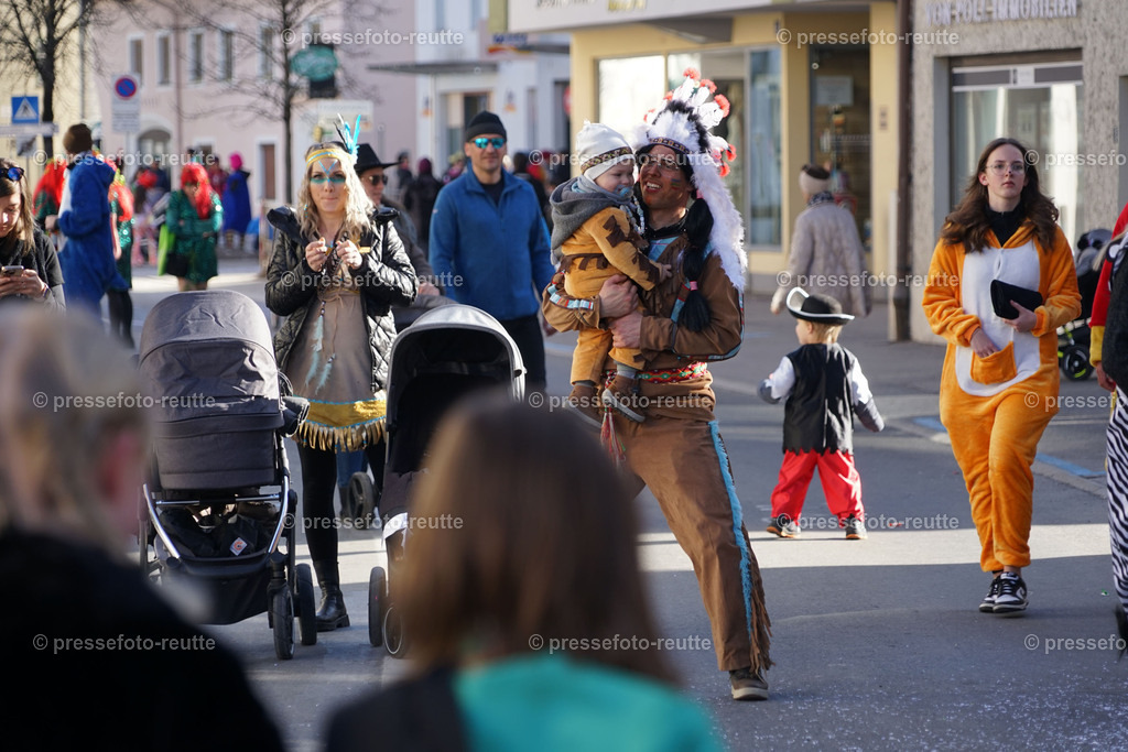 news-2023-Feb16-Unsinniger_Fasching_Reutte-sony-DSC02536 | Info aus dem Bezirk Reutte/Ausserfern Tirol sowie eine umfangreiche Bilddatenbank über die gesamte Region: Lechtal, Talkessel Reutte, Tannheimertal, Zwischentoren. Lech, Plansee, Zugspitze, Grenztunnel, B179, Fernpassstraße, Verkehr, Lawinen, Tradition, - Realisiert mit Pictrs.com