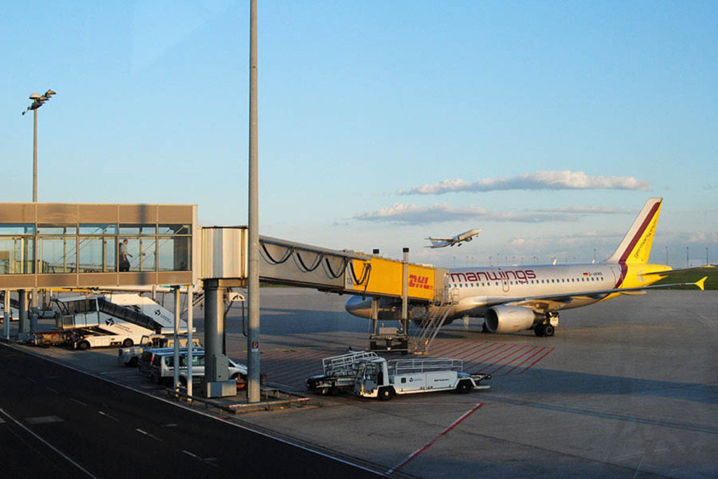 Foto: Leipzig - Flughafen Leipzig-Halle | Das Team hinter BILDLEXIKON LEIPZIG bündelt historische wie aktuelle Informationen über die Stadt Leipzig in Text und Bild auf einer Plattform und stellt diese der interessierten Öffentlichkeit zur Verfügung.