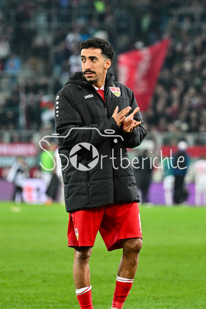 FC Augsburg - VfB Stuttgart | AUGSBURG, GERMANY - 22. MAERZ: die Spieler der Gäste feiern zusammen mit den Fans den Auswärtssieg in Sutttgart nach dem Bundesligamatch zwischen dem FC Augsburg und dem VfB Stuttgart am 27. Spieltag in der WWK Arena / DFL REGULATIONS PROHIBIT ANY USE OF PHOTOGRAPHS AS IMAGE SEQUENCES AND/OR QUASI-VIDEO / Tiago TOMAS (VfB Stuttgart 8)