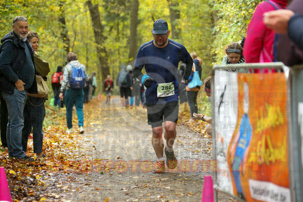 251026_1310_EX1_2726 | Sportfotografie im Rhein-Sieg Kreis, Köln, Bonn, NRW, Rheinland Pfalz, Hessen, etc. Unser Tätigkeitsfeld umfasst den Laufsport vom Volkslauf über den Marathon, Duathlon, Triathon bis zum Ultralauf wie Kölnpfad Ultra oder Schindertrail.