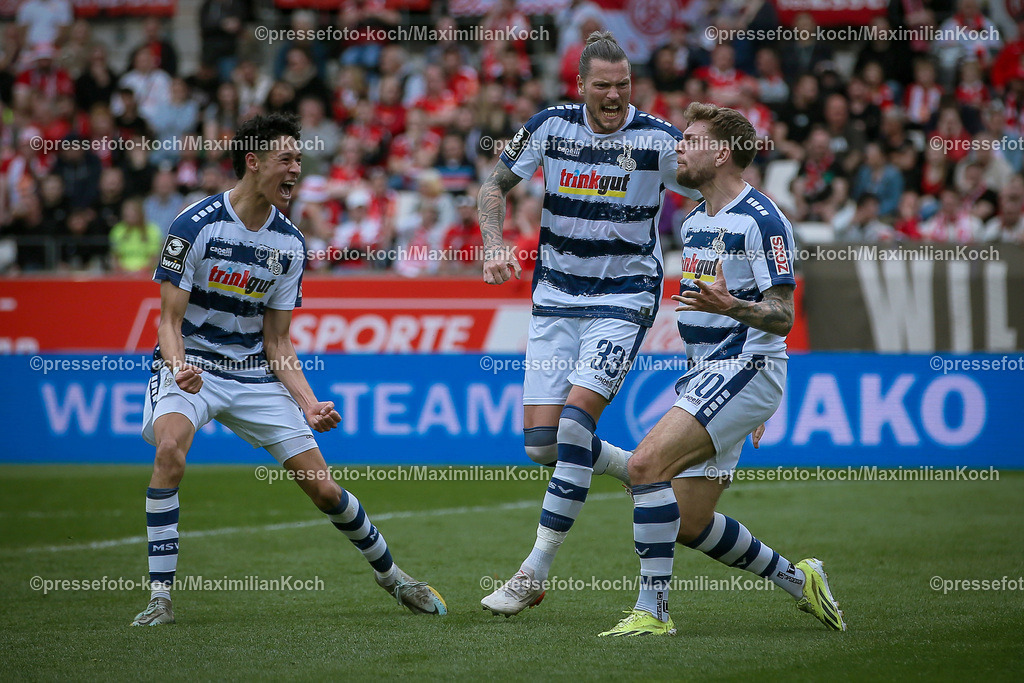 RWE3Liga07042401018 | 07.04.2024, Essen, Fußball, bwin 3. Liga Herren, Stadion an der Hafenstraße, 32. Spieltag Saison 2023 2024, Rot-Weiss Essen – MSV Duisburg:  Torjubel nach dem 1:0 durch Alexander Esswein (MSV Duisburg). Zusammen mit Santiago Castaneda (MSV Duisburg) und Daniel Ginczel (MSV Duisburg).
DFB regulations prohibit any use of photographs as image sequences and or quasi-video.