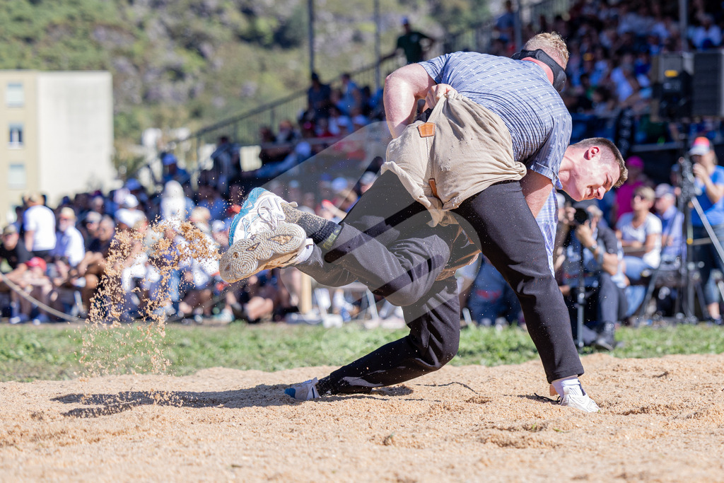 TESSINER2025_05_Gang_1102 | Die Schwinger des Schwyzer Kantonalen Schwingerverbandes: Fotos, die Dynamik und Leidenschaft festhalten, sowie emotionale Momente aus dem traditionellen Schwingsport zeigen. - Realisiert mit Pictrs.com