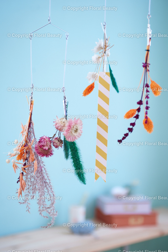 Mobilee aus Trockenblumen | Nahaufnahme eines selbstgebastelten Mobilees mit bunten Trockenblumen - Realisiert mit Pictrs.com