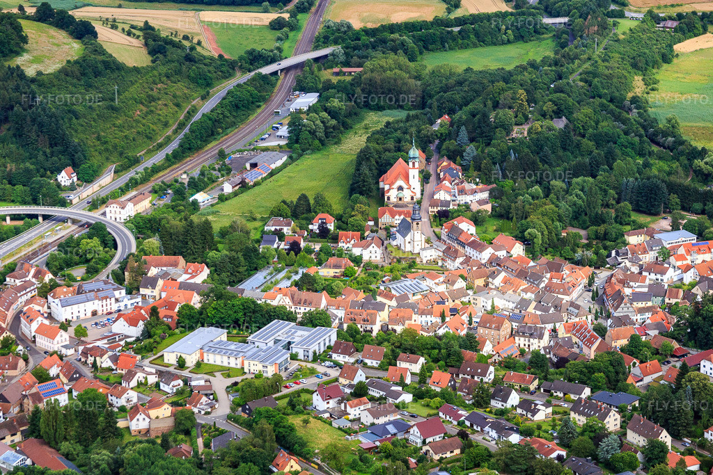 Luftbild: Protestantische Kirche Winnweiler und Herz-Jesu-Kirche in Winnweiler im Bundesland Rheinland-Pfalz in Deutschland.Foto: IMG_092063.jpg vom 16.07.2016 durch Werner Riehm/FLY-FOTO.deWWW.DEKANAT-ALSENZUNDLAUTER.DEPfarrei Heilig Kreuz, Winnweiler, Bistum Speyer