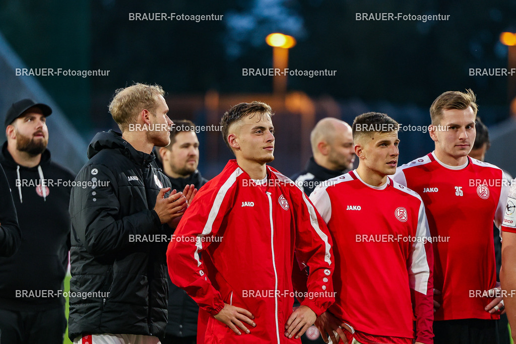 Rot-Weiss Essen - Viktoria Köln - 3.Liga | Essen, Deutschland, 18.10.2025 Lucas Brumme  (Rot-Weiss Essen), Marvin Obuz  (Rot-Weiss Essen), Michael Kostka  (Rot-Weiss Essen) und Felix Wienand  (Rot-Weiss Essen) stehen vor der Tribüne während des 3.Liga Spiels zwischen Rot-Weiss Essen- Viktoria Köln im Stadion an der Hafenstraße am 01.08.2025 in Essen. (Foto von Timo Bluhmki-Schmidt/ Brauer Fotoagentur