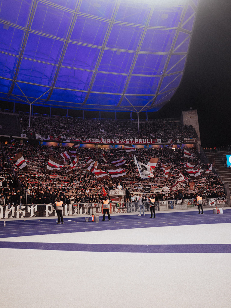 _FCS7034 | Der offizielle Shop für FC St. Pauli Fotos. Wähle aus Spielszenen & Fanmomenten dein FCSP Wunschformat. Wir liefern Millerntor-Atmosphäre.