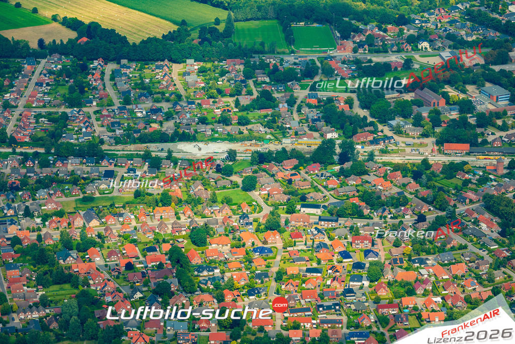 Neue Luftbildaufnahme der Stadt Weener - Das Luftbild wurde 2025 vom UL-Flugzeug heraus erstellt ( keine Drohnenaufnahme ) - Hochauflösende Luftaufnahme - für Wandbilder und großformatige Ausdrucke geeignet. Das besondere Geschenk!Hier alle&nbsp;Infos zur Lizenzierung der LuftaufnahmeWir fliegen auch dieses Jahr wieder in Ihre Region um Luftbilder zu erstellen.- Luftbild anfragen