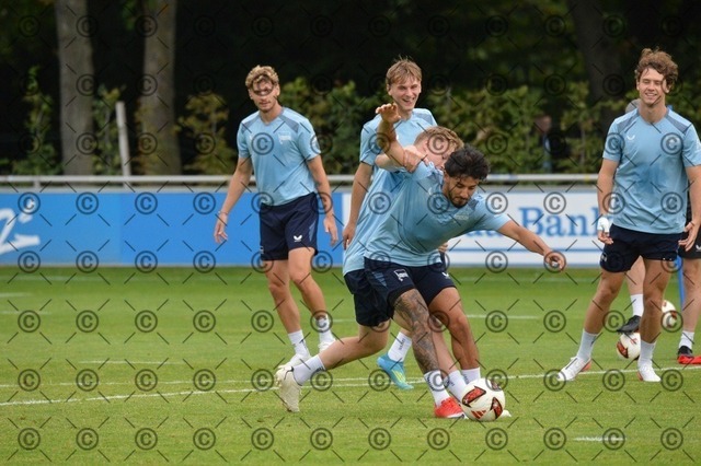 RGE_0019 | Hertha BSC, 2.Bundesliga, Herren, Fußball, Training auf dem Schenckendorffplatz, Montag 10.08. 2026, Saison 2026/27,  im Bild vorn Kevin Sessa (Hertha BSC ), dahinter Julian Eitschberger ( Hertha BSC ),  Fotograf: Ralf Gebhardt - Realisiert mit Pictrs.com