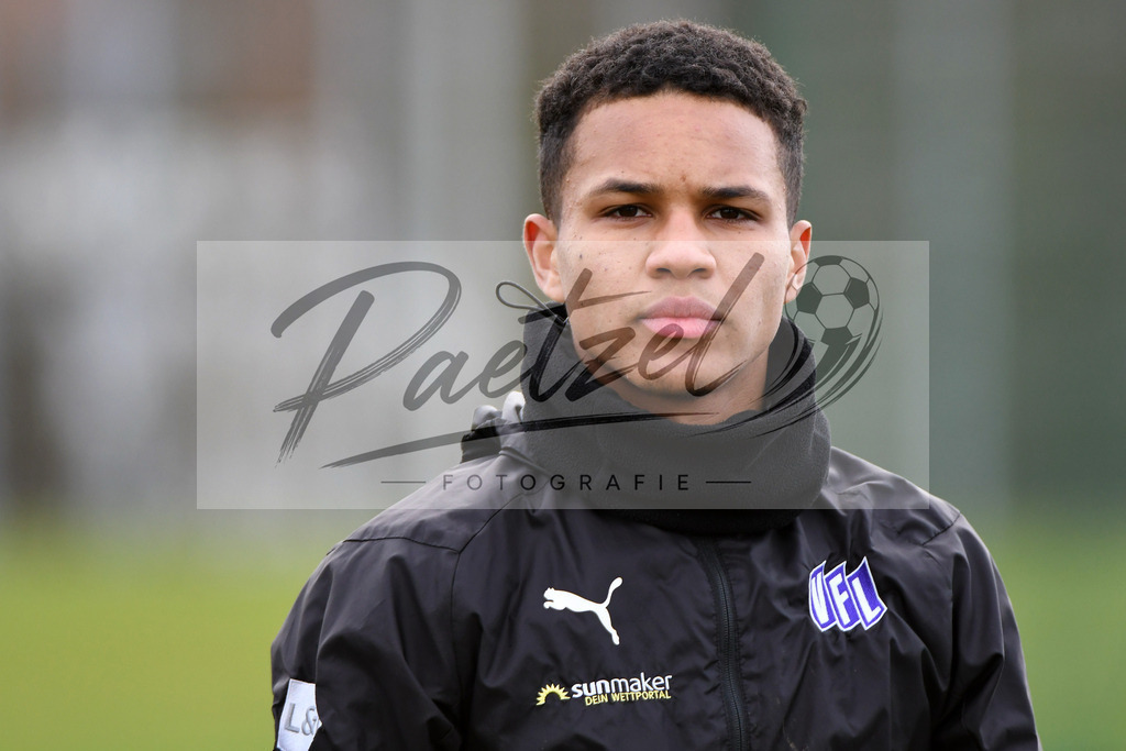 20200221_TRAOSN_0040 | Fussball, Herren: Felix Agu (VfL Osnabrueck) schaut waehrend der Trainingseinheit des VfL Osnabrueck im Sportpark Illoshoehe am 21.02.2020 in Osnabrueck, Deutschland. - Realisiert mit Pictrs.com